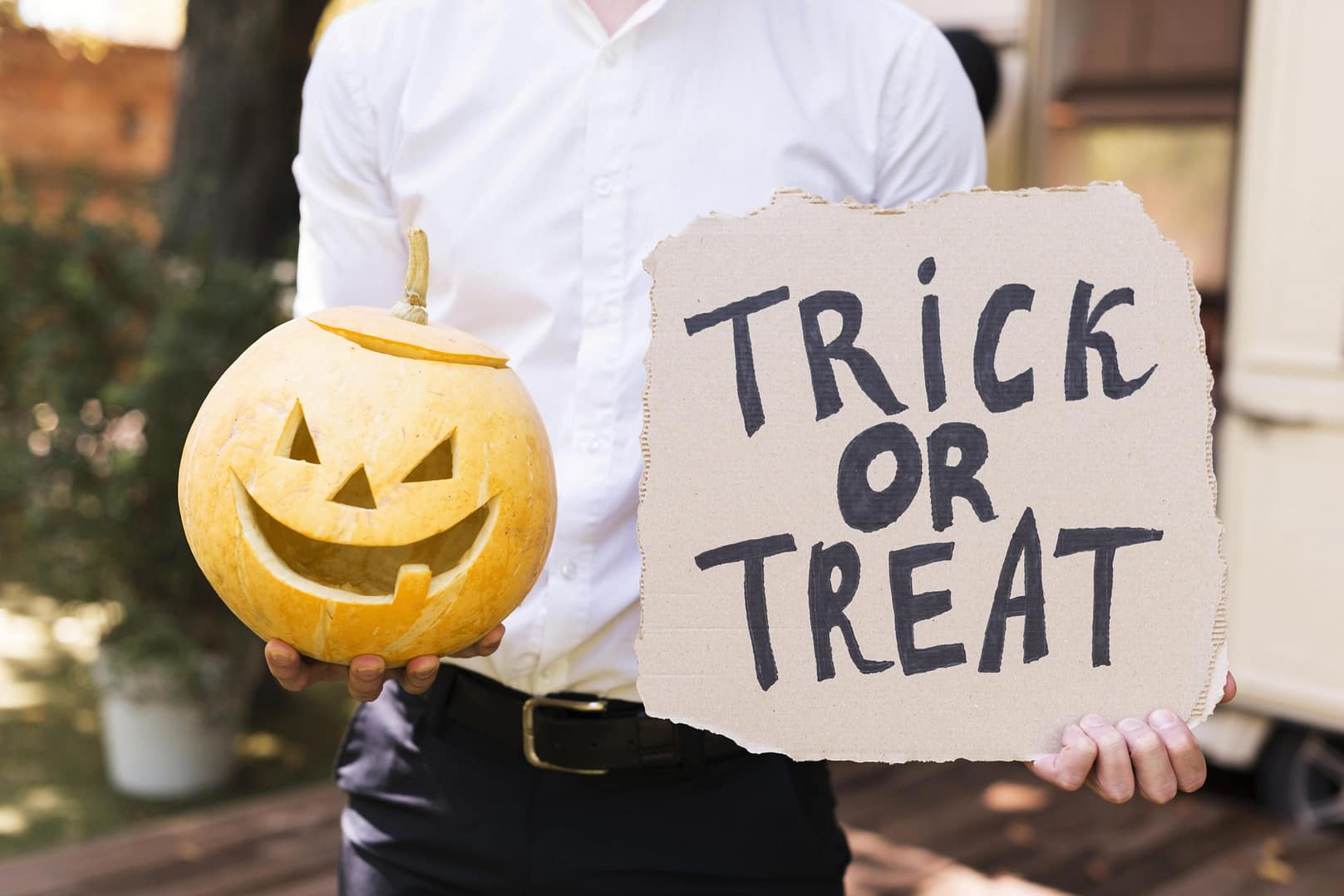 You are currently viewing How to Trick or Treat Safely